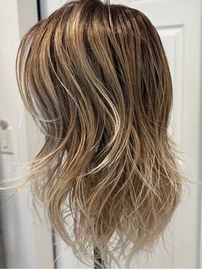 Rene of Paris DAZZLING WAVZ Melted Marshmallow Heat Friendly Wavy Wig! Like new!